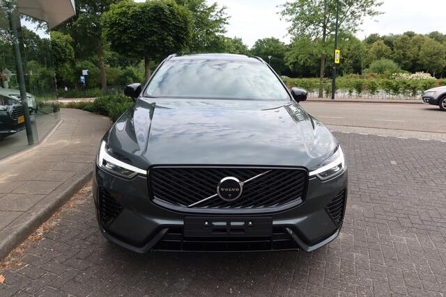 Volvo XC60 2.0 T6 Plug-in hybrid AWD 350PK Ultra Dark + Trehaak -NIEUW- 2025! Facelift