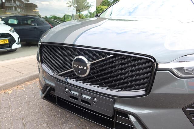 Volvo XC60 2.0 T6 Plug-in hybrid AWD 350PK Ultra Dark + Trehaak -NIEUW- 2025! Facelift