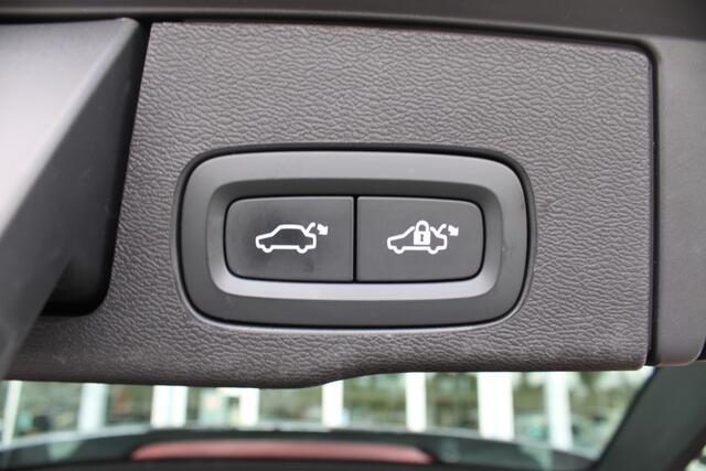 Volvo XC60 B5 Automaat Momentum Pro | Trekhaak | Adapt. Cruise | Camera | El. Achterklep | Blis