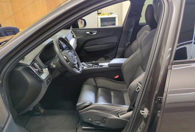 Volvo XC60 B4 D AWD Plus Dark | Google | Trekhaak | 2400KG Trekgewicht | Memory | Sportstoelen | Adaptieve Cruise |