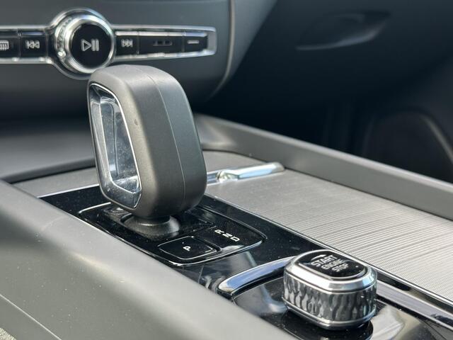 Volvo XC60 2.0 T6 Plug-in hybrid AWD Plus Dark Hybrid, Automaat, Panoramadak, Trekhaak semi elektrisch, 21 inch wielen, Stoelverwarming, Extra getinte ramen