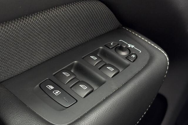 Volvo XC60 2.0 T6 Plug-in Hybrid AWD Plus Dark - Pano - H&K - 360° Camera - ACC - BLIS - RIjklaar