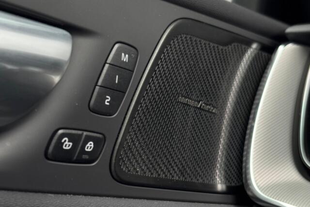 Volvo XC60 2.0 T6 Plug-in Hybrid AWD Plus Dark - Pano - H&K - 360° Camera - ACC - BLIS - RIjklaar