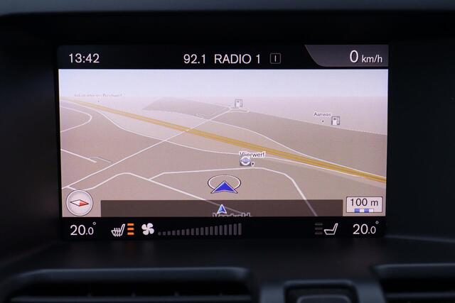 Volvo XC60 T5 Polar - Sensus navigatie - Dual Xenon koplampen - Parkeerverwarming met timer - Climate control - Parkeersensoren achter - Verwarmbare voorstoelen - Elektrisch bedienbare achterklep - Volvo on Call - Noodreservewiel - 17" lmv