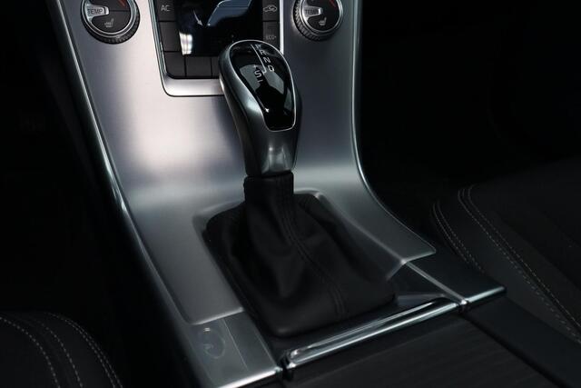 Volvo XC60 T5 Polar - Sensus navigatie - Dual Xenon koplampen - Parkeerverwarming met timer - Climate control - Parkeersensoren achter - Verwarmbare voorstoelen - Elektrisch bedienbare achterklep - Volvo on Call - Noodreservewiel - 17" lmv