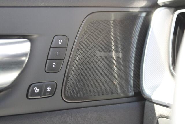 Volvo XC60 2.0 T6 Plug-in hybrid AWD R-Design - H&K - Keyless - ACC - Pano - Memory - Stoel/Stuurverwarming - Rijklaar