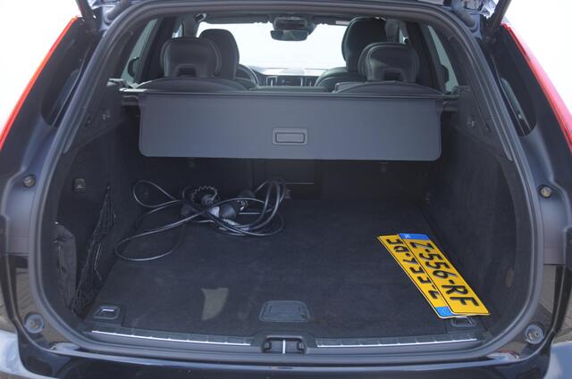 Volvo XC60 T6 340PK Automaat Recharge AWD R-Design / Cruise control / Harman Kardon Audio / Elektrische achterklep / Apple carplay / parkeersensoren met camera / Elektrische stoelen / Panoramadak / Sportstoelen / Stoel - en stuurwielverwarming / Keyless entry