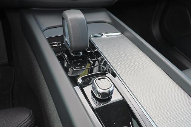 Volvo XC60 T6 Recharge AWD Plus Dark - LONG RANGE - Panorama/schuifdak - IntelliSafe Assist & Surround - Harman/Kardon audio - Adaptieve LED koplampen - Parkeercamera achter - Verwarmde voorstoelen, stuur & achterbank - Parkeersensoren voor & achter - Elektr. bedien