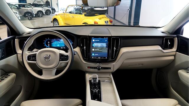 Volvo XC60 2.0 T6 AWD Long Range 293kW/399pk Aut8 Plus Bright PANORAMADAK + HARMAN/KARDON + PILOT ASSIST + GOOGLE MAPS&SERVICES + CAMERA + KEYLESS ENTRY&GO + LANE ASSIST + FULL LED + STOEL-&STUURVERWARMING + PARKSENSOREN V&A + 20" LM-VELGEN!!
