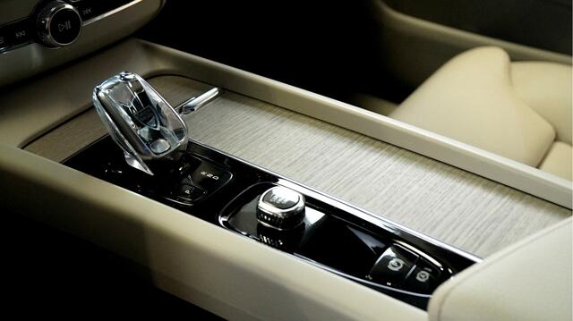 Volvo XC60 2.0 T6 AWD Long Range 293kW/399pk Aut8 Plus Bright PANORAMADAK + HARMAN/KARDON + PILOT ASSIST + GOOGLE MAPS&SERVICES + CAMERA + KEYLESS ENTRY&GO + LANE ASSIST + FULL LED + STOEL-&STUURVERWARMING + PARKSENSOREN V&A + 20" LM-VELGEN!!