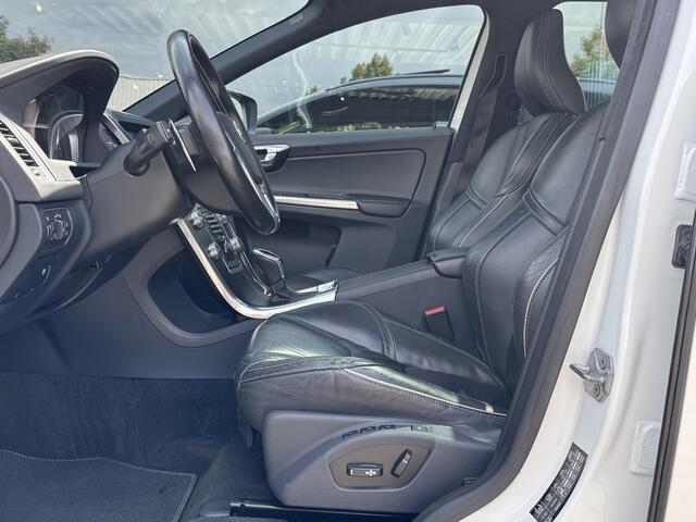 Volvo XC60 2.0 T5 FWD Nordic+ Pano | R-Design | Afn. Trekhaak | Wit-metallic |