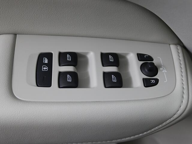 Volvo XC60 2.0 T6 Plug-in hybrid AWD Ultimate Bright | Panoramadak | Elektrische Trekhaak | Leder | Bower en Wilkinson | Inclusief Lichtmetalen Winterset Volvo |