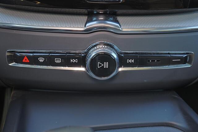 Volvo XC60 T6 Recharge AWD Ultra Dark - Panorama/schuifdak - IntelliSafe Assist & Surround - 360º Camera - Harman/Kardon audio - Adaptieve LED koplampen - Verwarmde voorstoelen, stuur & achterbank - Parkeersensoren voor & achter - Elektr. bedienb. voorstoelen met ge