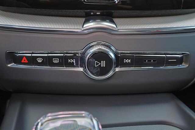 Volvo XC60 T8 Recharge AWD Ultra Black Edition - LONG RANGE - Luchtvering - Panorama/schuifdak - IntelliSafe Assist & Surround - 360º Camera - Adaptieve LED koplampen - Verwarmde voorstoelen & stuur - Parkeersensoren voor & achter - Elektr. bedienb. voorstoelen met 