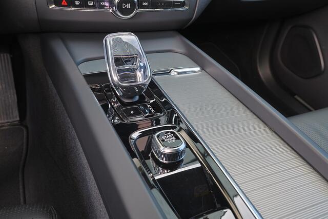 Volvo XC60 T8 Recharge AWD Ultra Black Edition - LONG RANGE - Luchtvering - Panorama/schuifdak - IntelliSafe Assist & Surround - 360º Camera - Adaptieve LED koplampen - Verwarmde voorstoelen & stuur - Parkeersensoren voor & achter - Elektr. bedienb. voorstoelen met 
