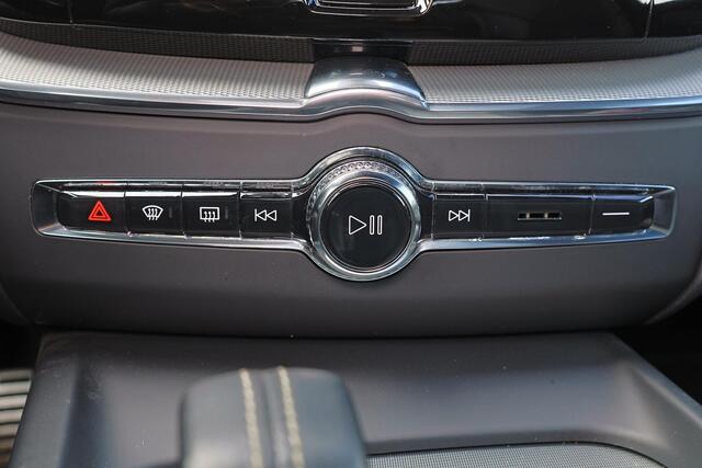 Volvo XC60 T6 Recharge AWD Plus Dark - LONG RANGE - Panorama/schuifdak - IntelliSafe Assist - Harman/Kardon audio - Adaptieve LED koplampen - Parkeercamera achter - Verwarmde voorstoelen, stuur & achterbank - Parkeersensoren voor & achter - Elektr. bedienb. voorstoe