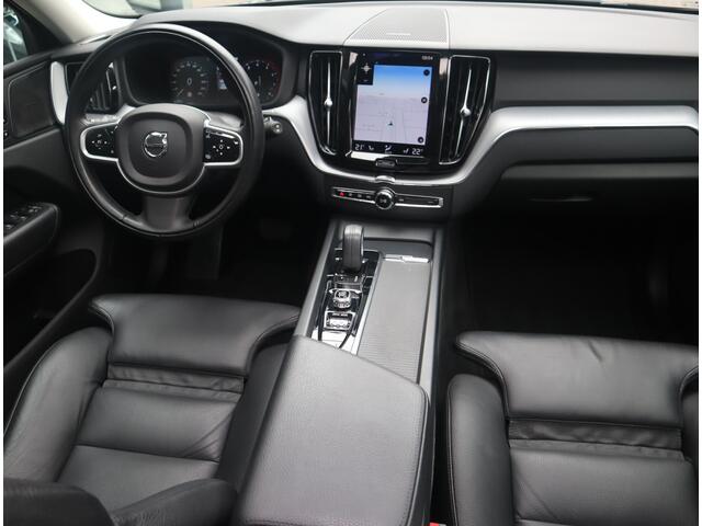 Volvo XC60 2.0 B5 Momentum Exclusive / Panoramadak