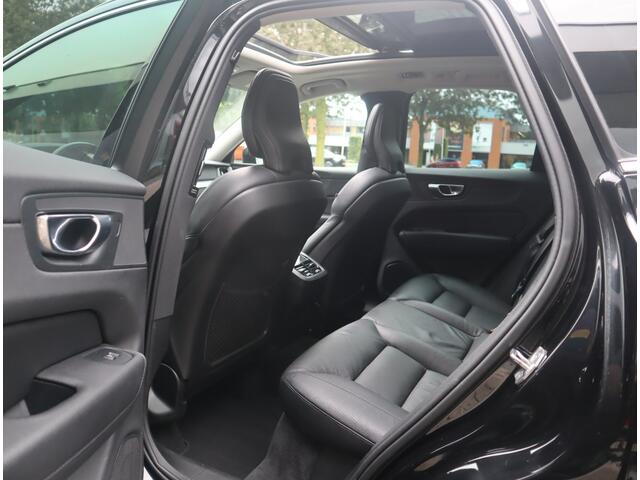 Volvo XC60 2.0 B5 Momentum Exclusive / Panoramadak