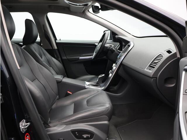 Volvo XC60 T5 245PK FWD Polar+ / Trekhaak / Parkeerverwarming / Leder / Panoramisch Dak / Elektrisch Verstelbare Stoelen / Verwarmbare Voorstoelen / Verwarmbare Voorruit / Parkeercamera /
