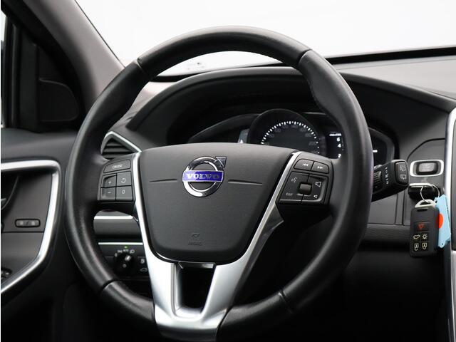 Volvo XC60 T5 245PK FWD Polar+ / Trekhaak / Parkeerverwarming / Leder / Panoramisch Dak / Elektrisch Verstelbare Stoelen / Verwarmbare Voorstoelen / Verwarmbare Voorruit / Parkeercamera /