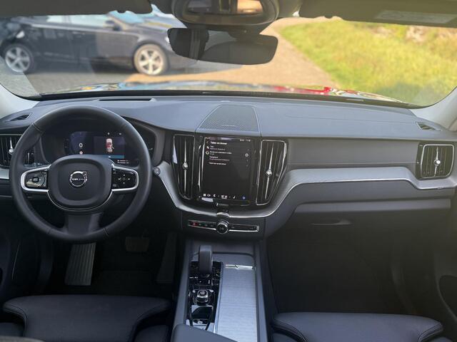 Volvo XC60 2.0 T6 Plug-in hybrid AWD Ultra Dark | Adaptive cruise control | 360° camera | Trekhaak | Stoel- en stuurverwarming | Dode hoek detectie BLIS |