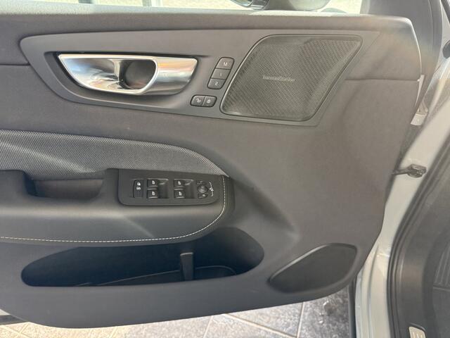 Volvo XC60 2.0 T6 Plug-in hybrid AWD Plus Dark ** Trekhaak ** Panodak ** H/K