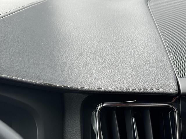 Volvo XC60 2.0 T8 Twin Engine AWD R-Design 392 PK | Pano | Trekhaak | Keyless