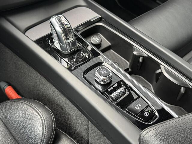 Volvo XC60 2.0 T8 Twin Engine AWD R-Design 392 PK | Pano | Trekhaak | Keyless