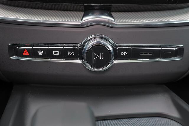 Volvo XC60 T6 Recharge AWD Plus Dark - Panorama/schuifdak - IntelliSafe Assist & Surround - 360º Camera - Verwarmde voorstoelen, stuur & achterbank - Parkeersensoren voor & achter - Elektr. bedienb. voorstoelen met geheugen - Draadloze tel. lader - Elektr. inklapbar