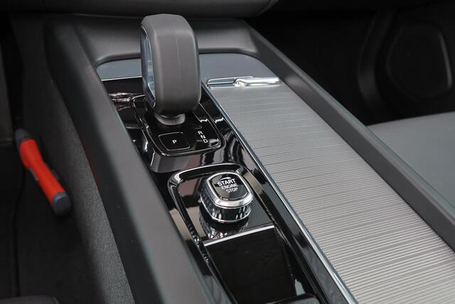 Volvo XC60 T6 Recharge AWD Plus Dark - Panorama/schuifdak - IntelliSafe Assist & Surround - 360º Camera - Verwarmde voorstoelen, stuur & achterbank - Parkeersensoren voor & achter - Elektr. bedienb. voorstoelen met geheugen - Draadloze tel. lader - Elektr. inklapbar