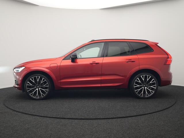 Volvo XC60 T6 AWD R-Design Plug In Hybrid 350pk Dealer O.H PHEV | Panodak | Adaptive Cruise | Head Up | 360 Camera | Lederen Sportstoelen Memory & Verwarmd | Harman Kardon Sound | Apple Carplay | Keyless | Blis | Stuur Verwarmd | Navigatie | DAB |