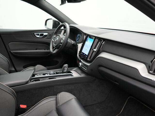 Volvo XC60 T6 AWD R-Design Plug In Hybrid 350pk Dealer O.H PHEV | Panodak | Adaptive Cruise | Head Up | 360 Camera | Lederen Sportstoelen Memory & Verwarmd | Harman Kardon Sound | Apple Carplay | Keyless | Blis | Stuur Verwarmd | Navigatie | DAB |