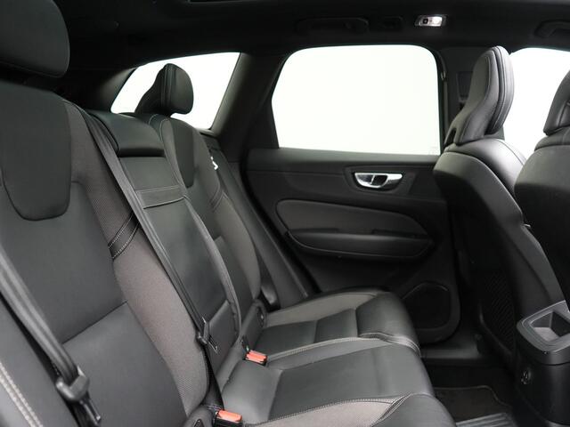 Volvo XC60 T6 AWD R-Design Plug In Hybrid 350pk Dealer O.H PHEV | Panodak | Adaptive Cruise | Head Up | 360 Camera | Lederen Sportstoelen Memory & Verwarmd | Harman Kardon Sound | Apple Carplay | Keyless | Blis | Stuur Verwarmd | Navigatie | DAB |
