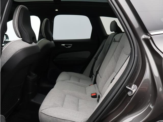 Volvo XC60 T6 AWD Plug-in hybrid Plus Bright / Trekhaak / 360 camera / Woolblend Interieur / Elektrische Stoelen / Panoramadak / Stoel+Stuurverwarming / BLIS / Keyless /