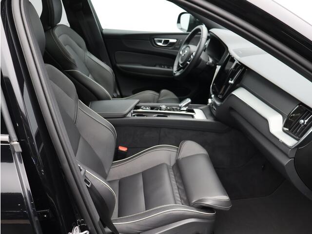 Volvo XC60 2.0 T8 Plug-in hybrid AWD Ultra Black Edition / Trekhaak / Head-up Display / 360 Camera / Harman Kardon / Panoramadak / Elektrische Stoelen / BLIS / Keyless /