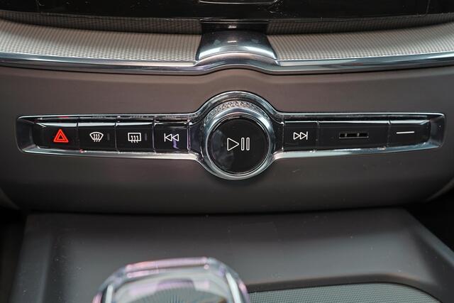 Volvo XC60 T6 Recharge AWD Ultra Black Edition - LONG RANGE - Panorama/schuifdak - IntelliSafe Assist & Surround - 360º Camera - Harman/Kardon audio - Adaptieve LED koplampen - Verwarmde voorstoelen, stuur & achterbank - Parkeersensoren voor & achter - Elektr. bedie