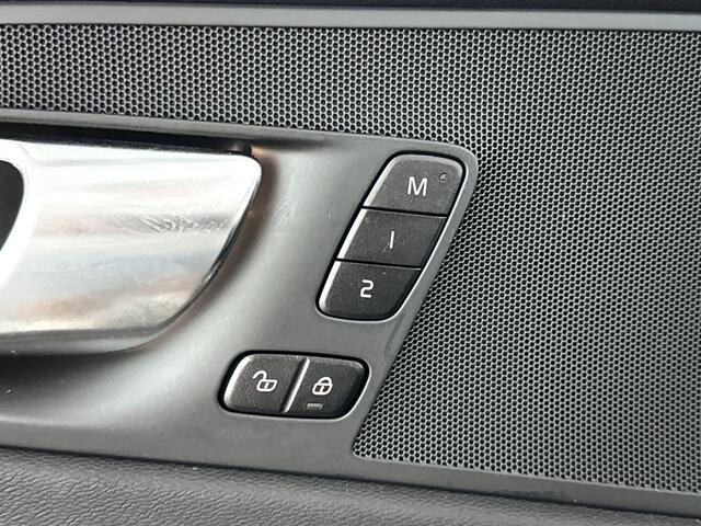 Volvo XC60 T6 Aut. Plug-in hybrid AWD Plus Dark | Panoramadak | 360° camera | Stoel- en stuurverwarming | Trekhaak