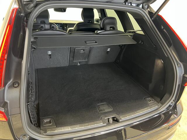 Volvo XC60 2.0 T5 AWD R-Design | Navigatie/Android/Apple Carplay | LM Velgen 19" | Voorstoelen Verwarmd | PDC Voor en Achter + Achteruitrijcamera |