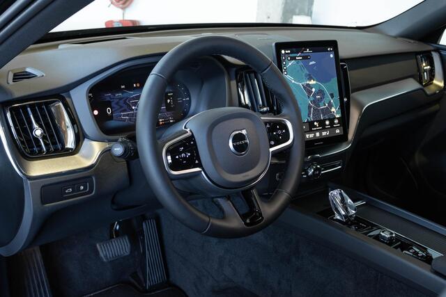 Volvo XC60 2.0 T6 Plug-in hybrid AWD Plus Black Edition | Verwacht Dec. 2025 | Luchtvering | Head-Up Display | 360º Camera | Schuif/Kantel-Panoramadak | Google Infotainment | 21" Lichtmetalen Wielen |