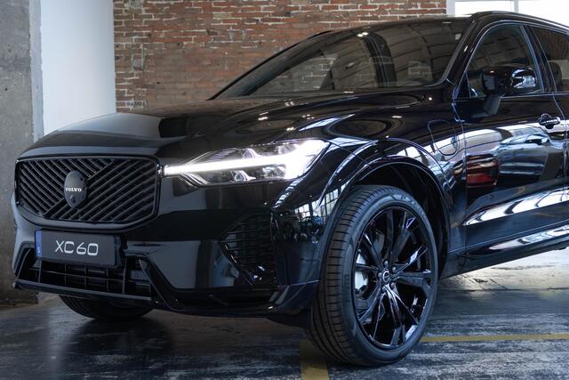 Volvo XC60 2.0 T6 Plug-in hybrid AWD Plus Black Edition | Verwacht Dec. 2025 | Luchtvering | Head-Up Display | 360º Camera | Schuif/Kantel-Panoramadak | Google Infotainment | 21" Lichtmetalen Wielen |
