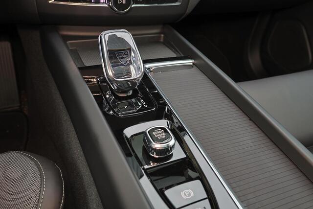 Volvo XC60 T6 Recharge AWD Ultra Black Edition - Panorama/schuifdak - IntelliSafe Assist & Surround - 360º Camera - Harman/Kardon audio - Adaptieve LED koplampen - Verwarmde voorstoelen, stuur & achterbank - Parkeersensoren voor & achter - Elektr. bedienb. voorstoel