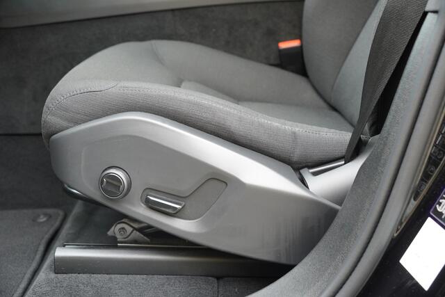 Volvo XC60 2.0 Recharge T6 AWD Business Pro / Panoramadak / Trekhaak / Stuurverwarming / ACC / 360 Camera /