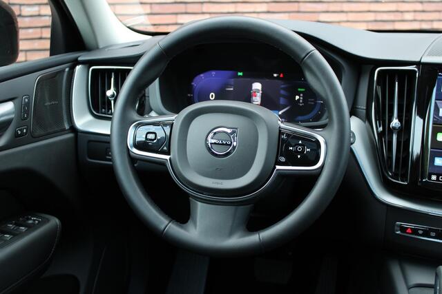 Volvo XC60 T8 Plug-in hybrid AWD Ultra Dark | | Nieuwe auto | Luchtvering | Trekhaak Semi-Elektrisch | Panoramisch schuif- /kanteldak | 21" inch lichtmetalen velgen | Head-Up Display | 360 graden camera | Harman/Kardon Audiosysteem | Extra getint glas | Elektrisch v