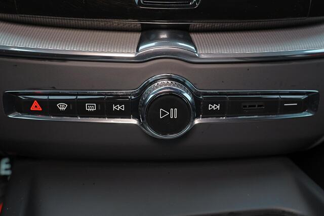 Volvo XC60 T5 R-Design - Harman/Kardon audio - Adaptieve LED koplampen - Parkeercamera achter - Verwarmde voorstoelen - Parkeersensoren voor & achter - Elektr. bedienb. bestuurdersstoel met geheugen - Cruise control - Extra getint glas - 19' LMV