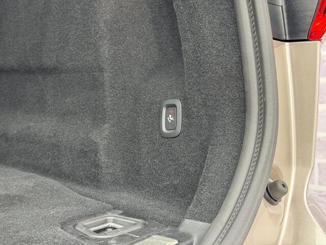 Volvo XC60 2.0 T6 Plug-in hybrid AWD Plus Dark | Trekhaak | 360 Camera | Schuif-/Kanteldak | Stoel-/Stuurverwarming | Adaptive Cruise Control | Elektrisch Verstelbare Voorstoelen