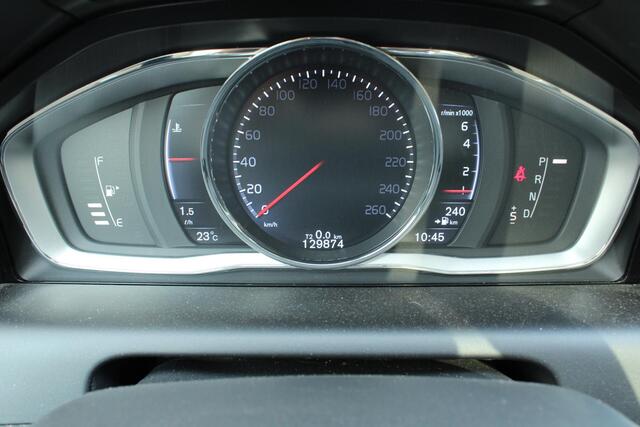 Volvo XC60 T5 Automaat FWD Summum | Elektrisch Glazen Panorama-Dak | Trekhaak Met Afneembare Kogel | Lichtmetalen Velgen 18" | Electronic Climate Controle | Voorstoelen Verwarmd | Park Assist Achter | Leder bekleding Offblack | Cruise Control | Bots Herkenning En A