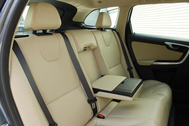 Volvo XC60 T5 Automaat FWD Summum | Elektrisch Glazen Panorama-Dak | Trekhaak Met Afneembare Kogel | Lichtmetalen Velgen 18" | Electronic Climate Controle | Voorstoelen Verwarmd | Park Assist Achter | Leder bekleding Offblack | Cruise Control | Bots Herkenning En A