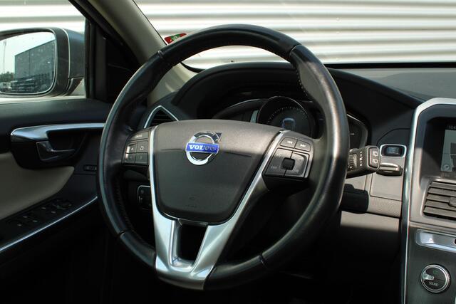 Volvo XC60 T5 Automaat FWD Summum | Elektrisch Glazen Panorama-Dak | Trekhaak Met Afneembare Kogel | Lichtmetalen Velgen 18" | Electronic Climate Controle | Voorstoelen Verwarmd | Park Assist Achter | Leder bekleding Offblack | Cruise Control | Bots Herkenning En A