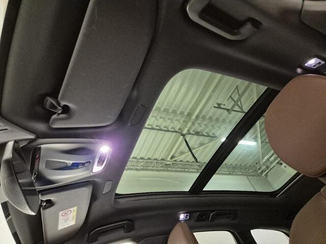 Volvo XC60 2.0 B5 Momentum Exclusive | Adaptieve Cruise Control | Panoramadak | Trekhaak | Harman Kardon Audio | 360º Parkeercamera | Head-Up Display | Lederen Comfort Stoelen | Stoel-/Stuurverwarming | Standkachel |