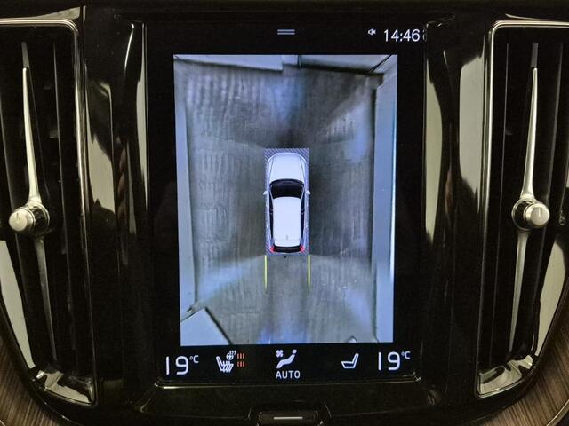 Volvo XC60 2.0 B5 Momentum Exclusive | Adaptieve Cruise Control | Panoramadak | Trekhaak | Harman Kardon Audio | 360º Parkeercamera | Head-Up Display | Lederen Comfort Stoelen | Stoel-/Stuurverwarming | Standkachel |